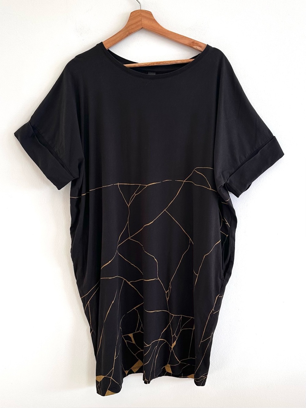 Kowtow Kintsugi gold print black cocoon t-shirt Lagenlook dress black medium